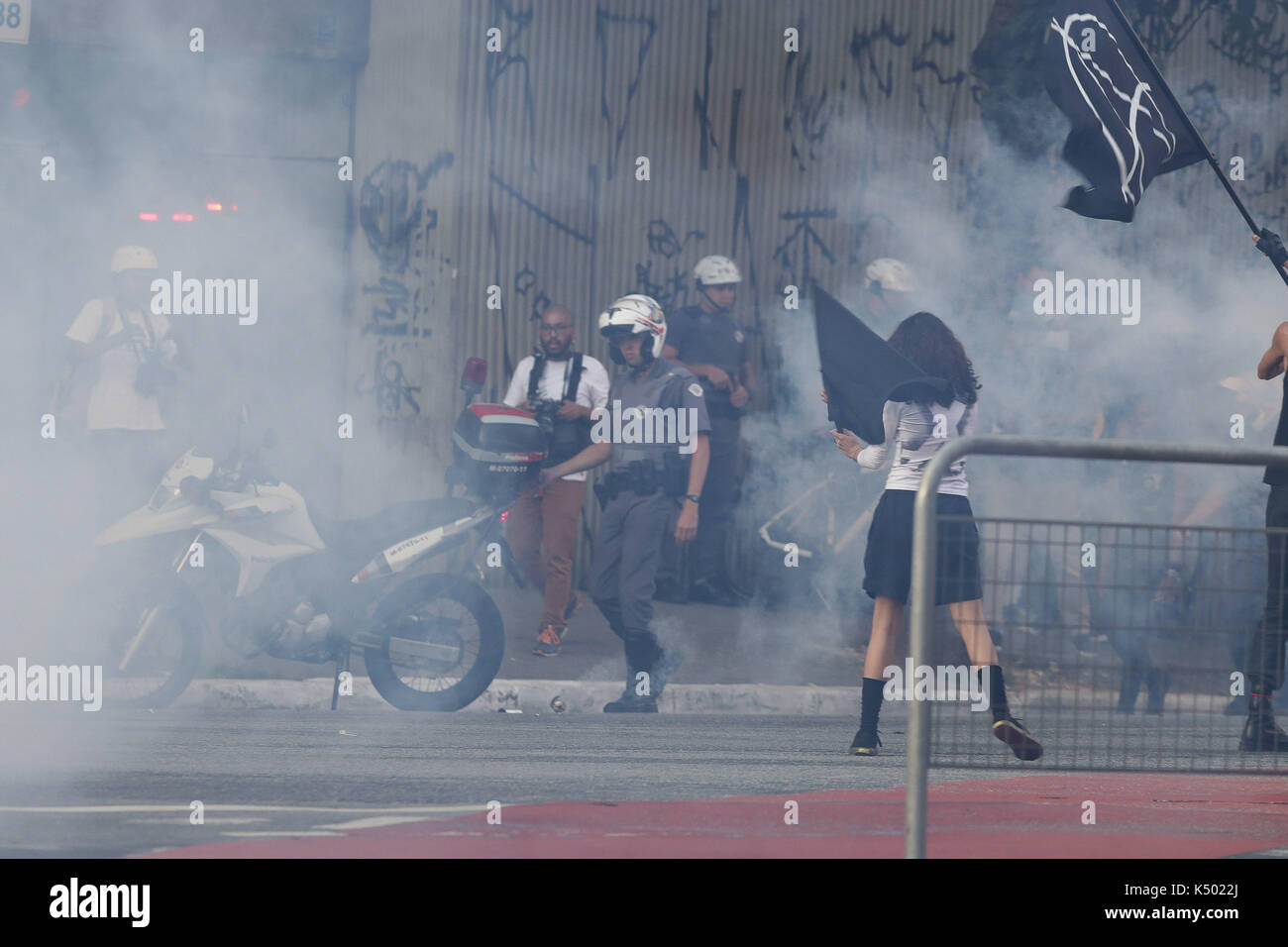 Sao Paulo, Brasile. 7 Sep, 2017. Un gruppo di persone si sono scontrati con la polizia in dimostrazione contro la repressione dei diritti, contro la corruzione e gli abusi del membro il giorno che commemora l'indipendenza del paese nella strada del Consolacao a sao paulo credito: dario oliveira/zuma filo/alamy live news Foto Stock