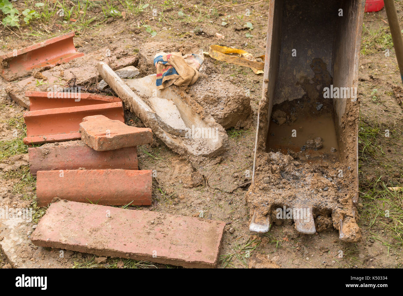 Austria Superiore - Austria, 11 aprile 2017: lavoratori edili costruzione i lavoratori sono lo scavo di una trincea per internet e i cavi di alimentazione con escavatore Foto Stock