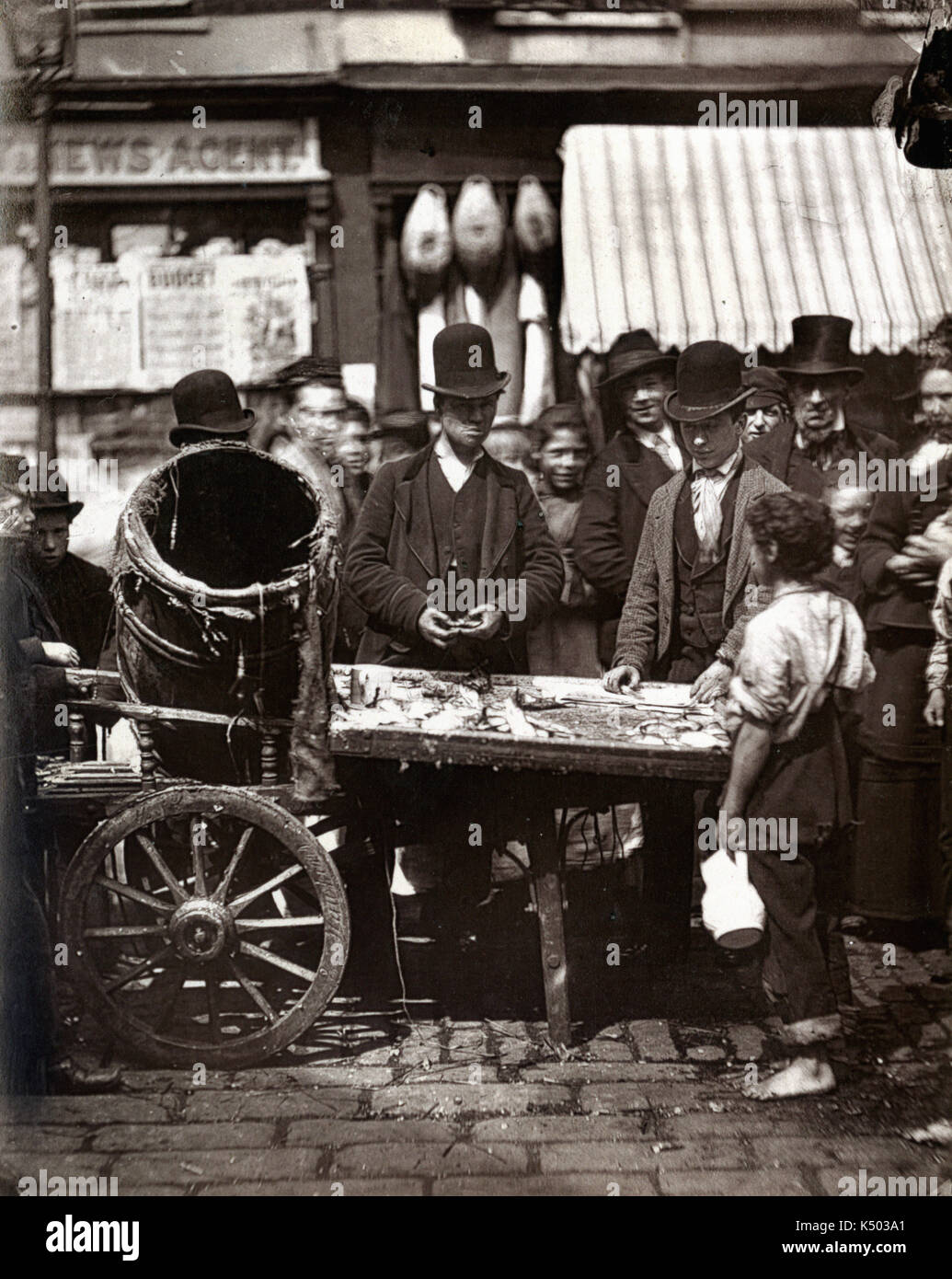 Il pesce a buon mercato di St-Giles - La vita di strada a Londra, pubblicato in 1876-7 Adolphe Smith e John Thomson Foto Stock