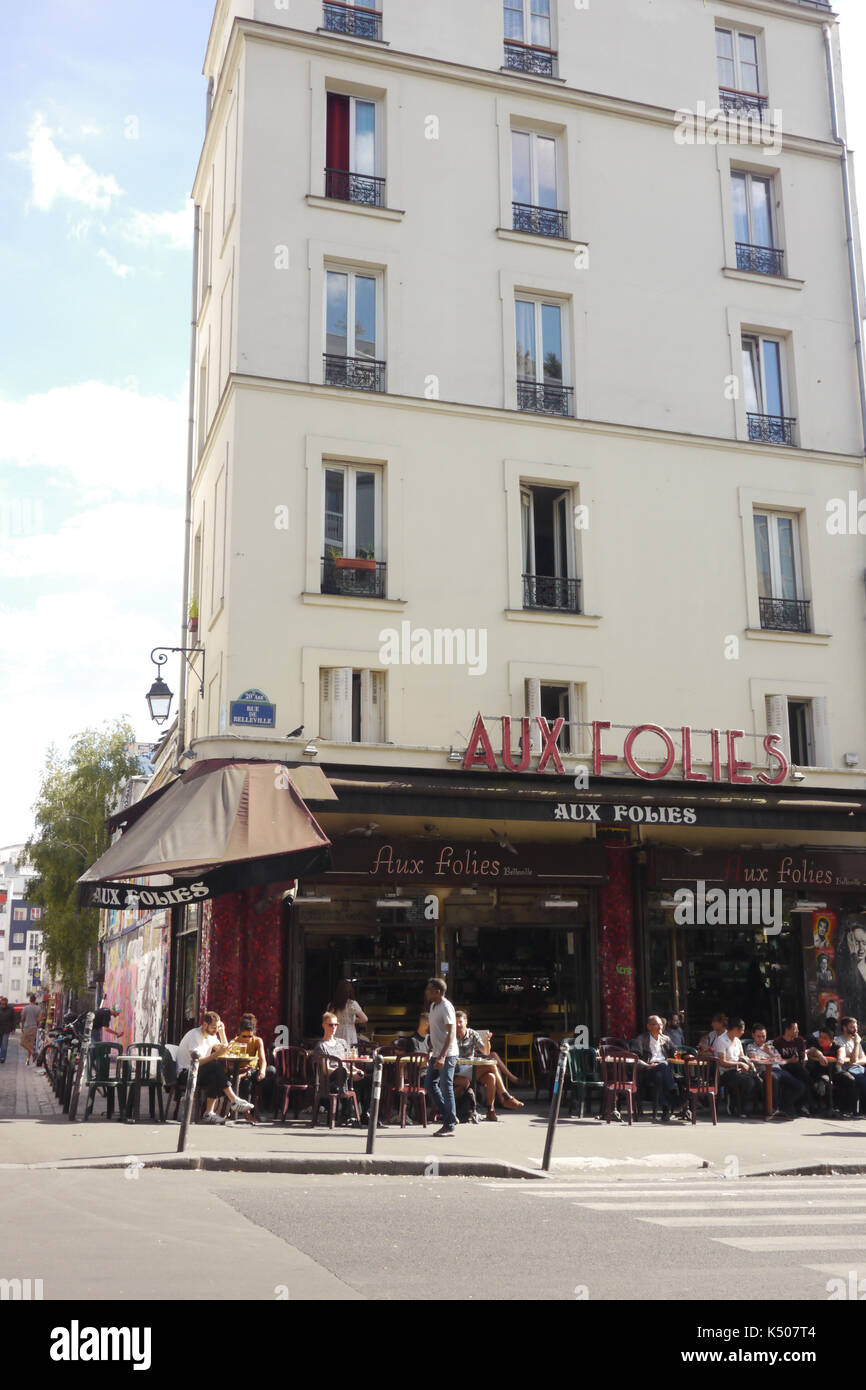 Un vecchio edificio a Parigi con aux follies bar sottostante. Foto Stock