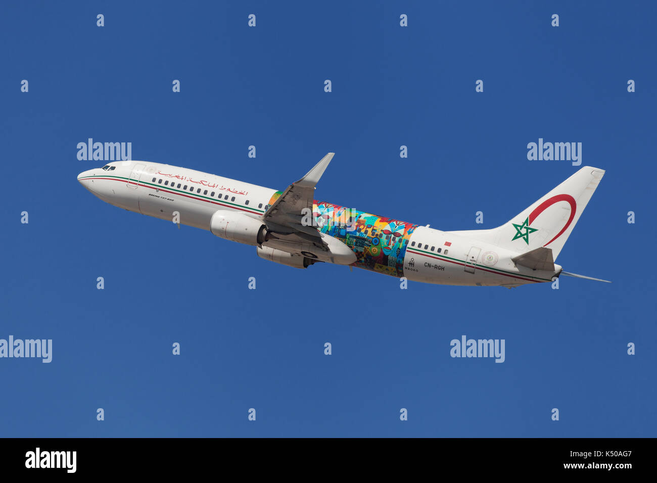 Barcellona, Spagna - 2 settembre 2017: Royal Air Maroc Boeing 737-800 con ali di arte africana livrea il decollo dall'aeroporto El Prat di Barcellona, sp Foto Stock