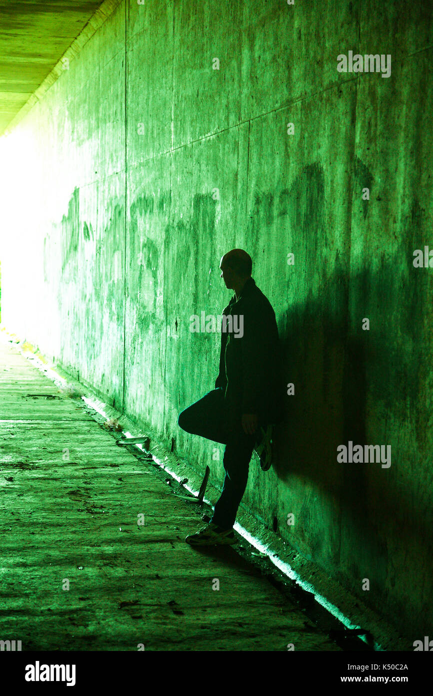 Silhouette di un uomo in un tunnel Foto Stock