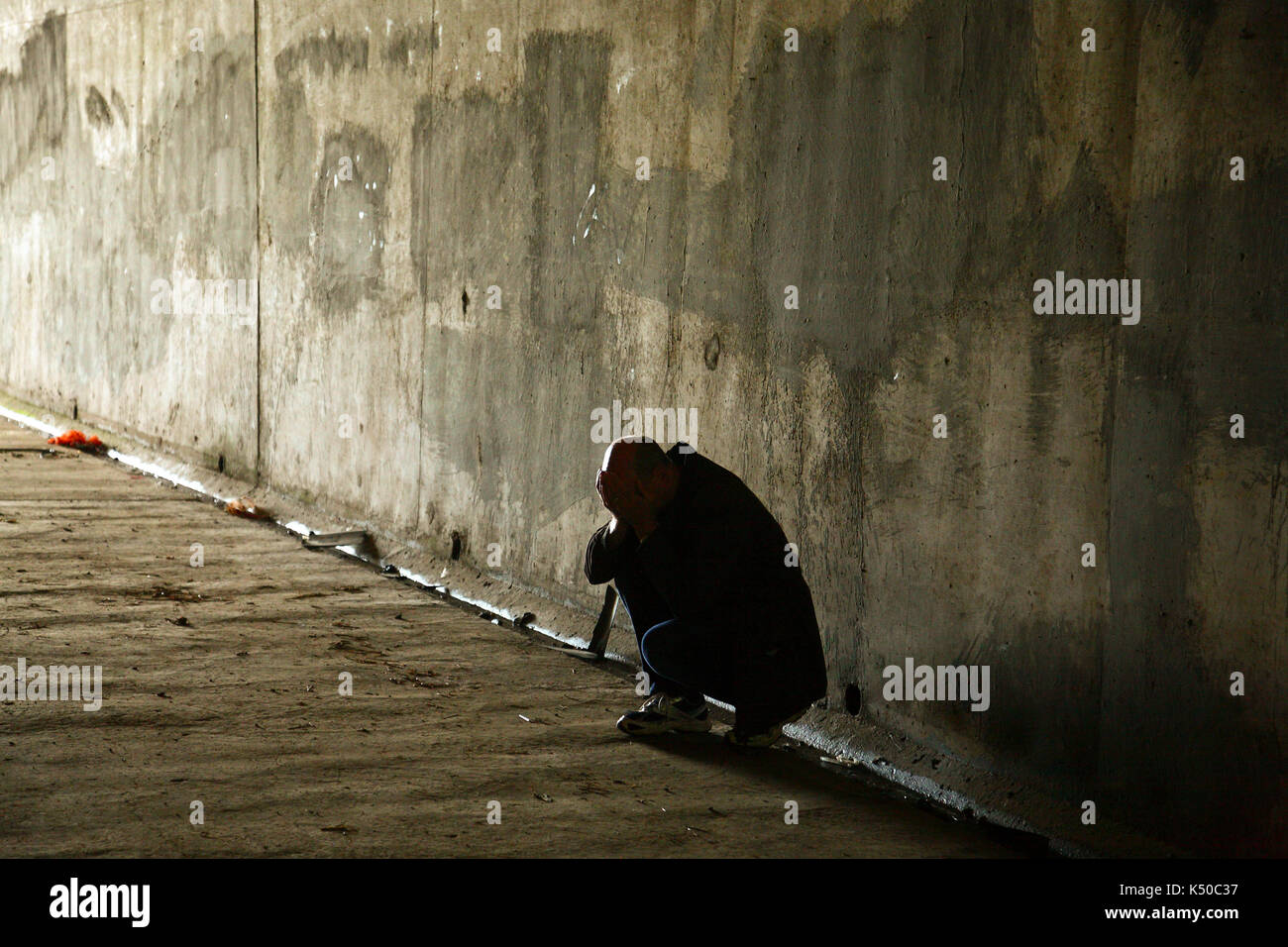 Silhouette di un uomo in un tunnel Foto Stock