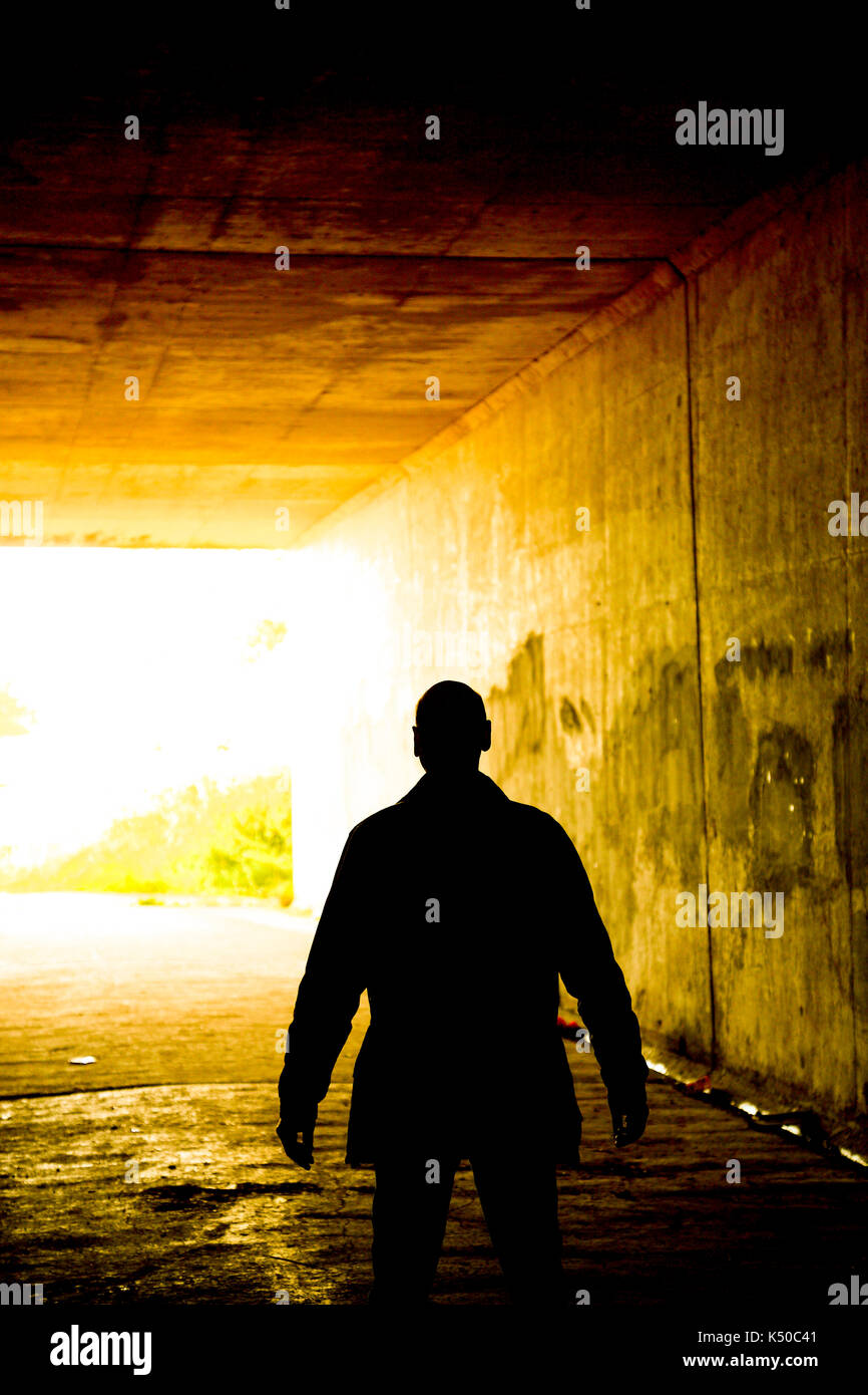 Silhouette di un uomo in un tunnel Foto Stock