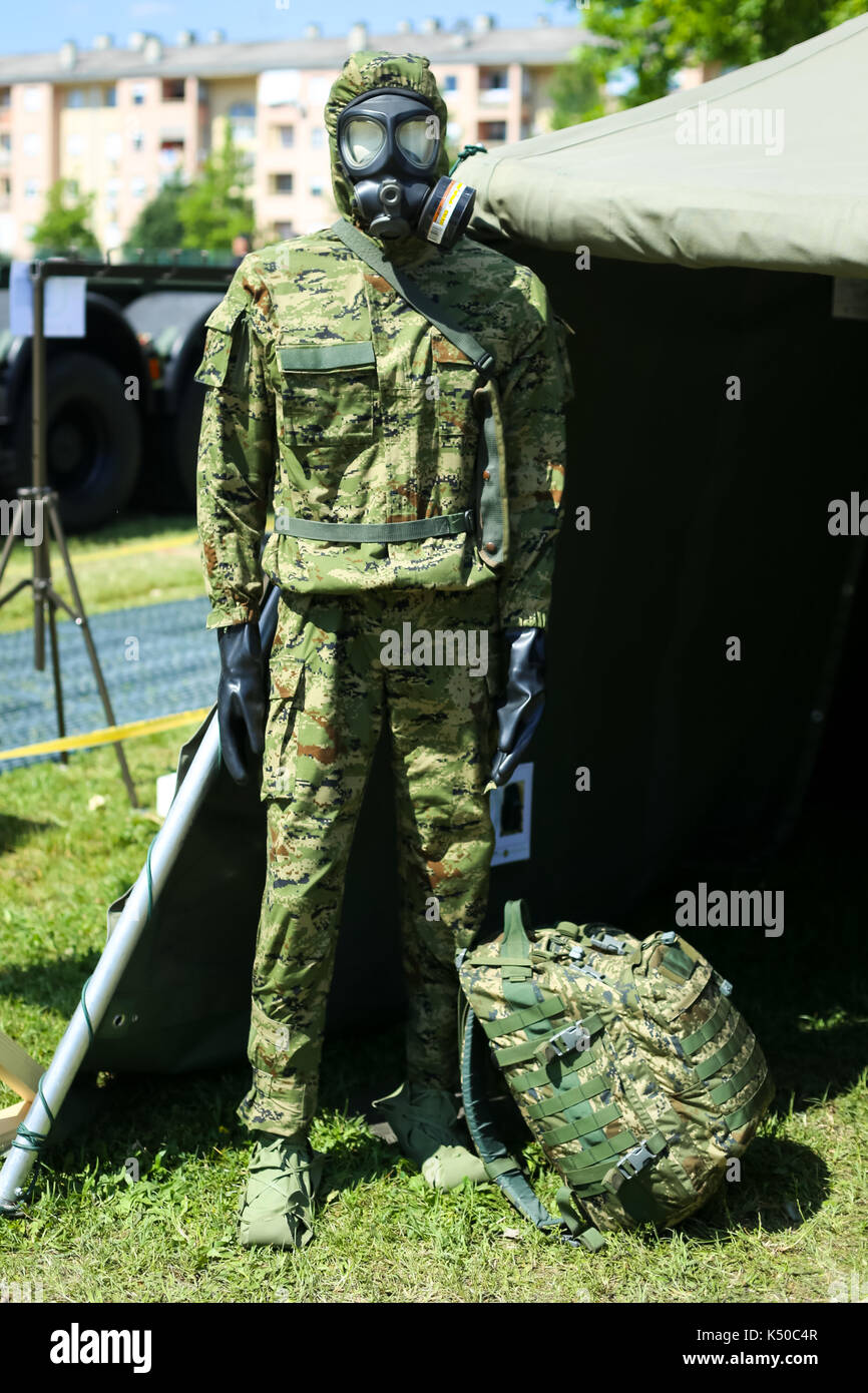 Zagabria, Croazia - 28 Maggio 2017 : La guerra biologica suit esposti al XXVI anniversario della formazione delle forze armate croate sul lago Jarun ho Foto Stock
