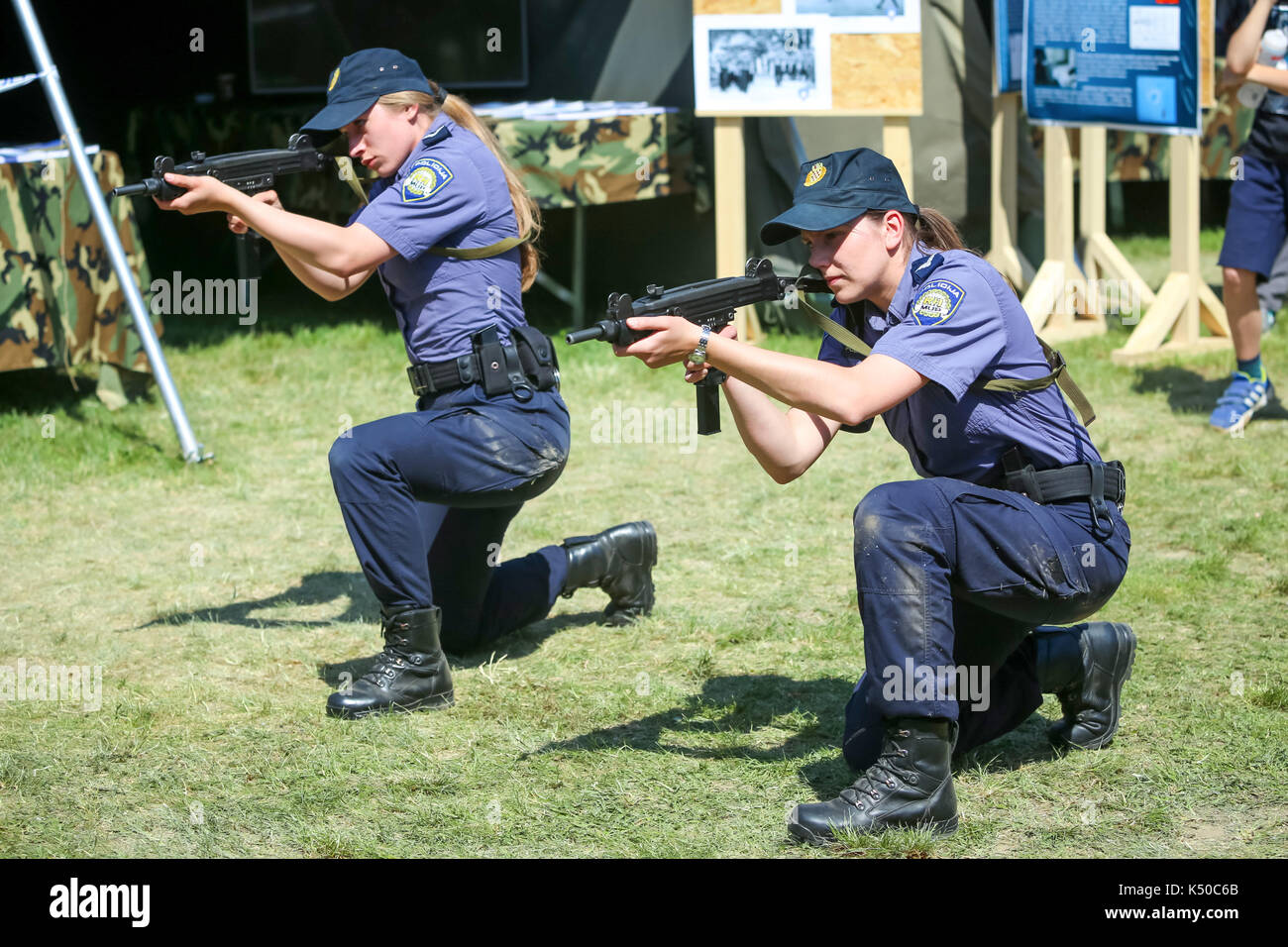 Zagabria, Croazia - 28 Maggio 2017 : Alla formazione delle forze di polizia di esercitare con la mitragliatrice ero al XXVI anniversario della formazione delle forze armate croate su La Foto Stock