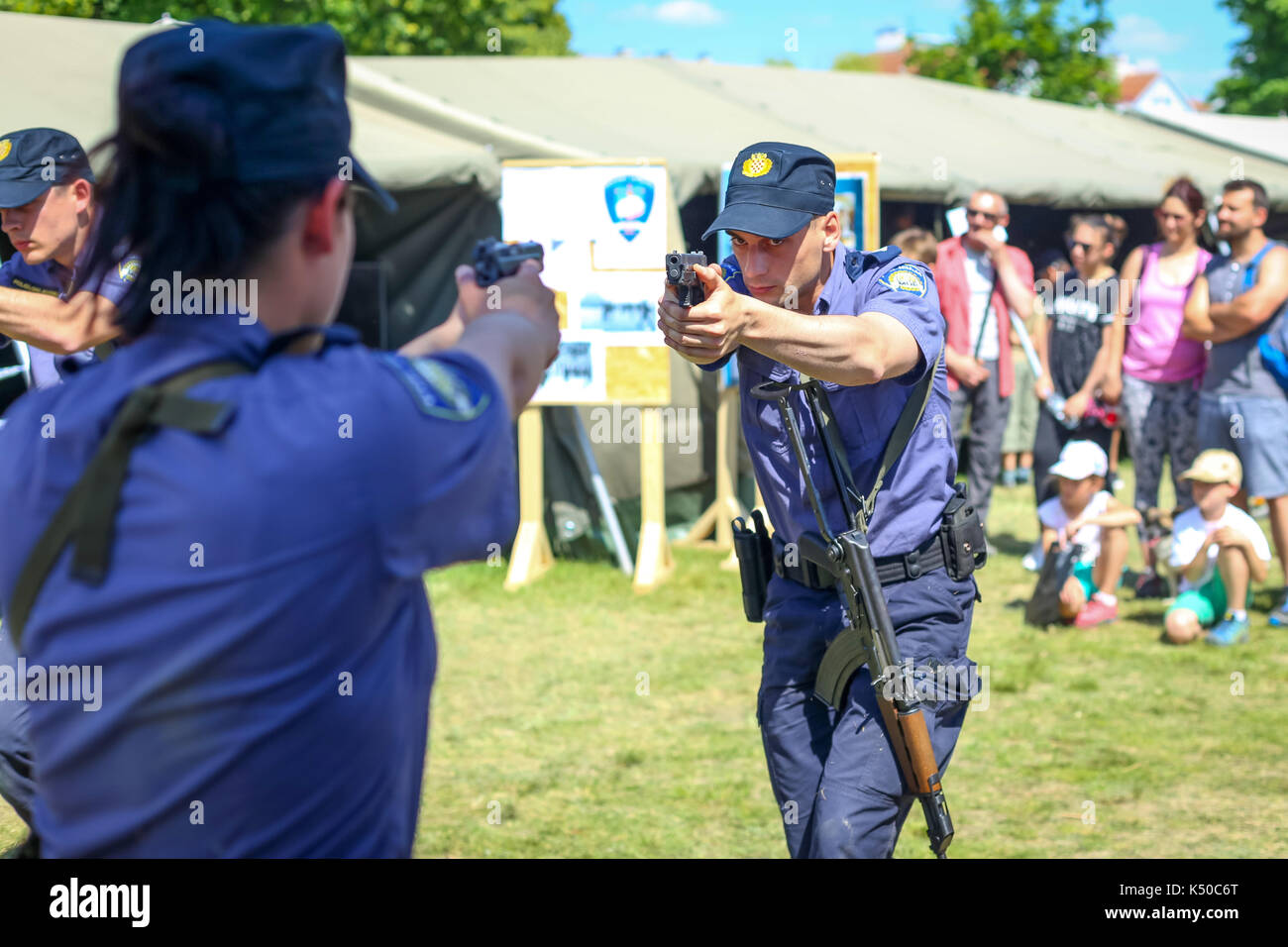 Zagabria, Croazia - 28 Maggio 2017 : Alla formazione delle forze di polizia di esercitare con pistola al XXVI anniversario della formazione delle forze armate croate sul lago Jarun Foto Stock