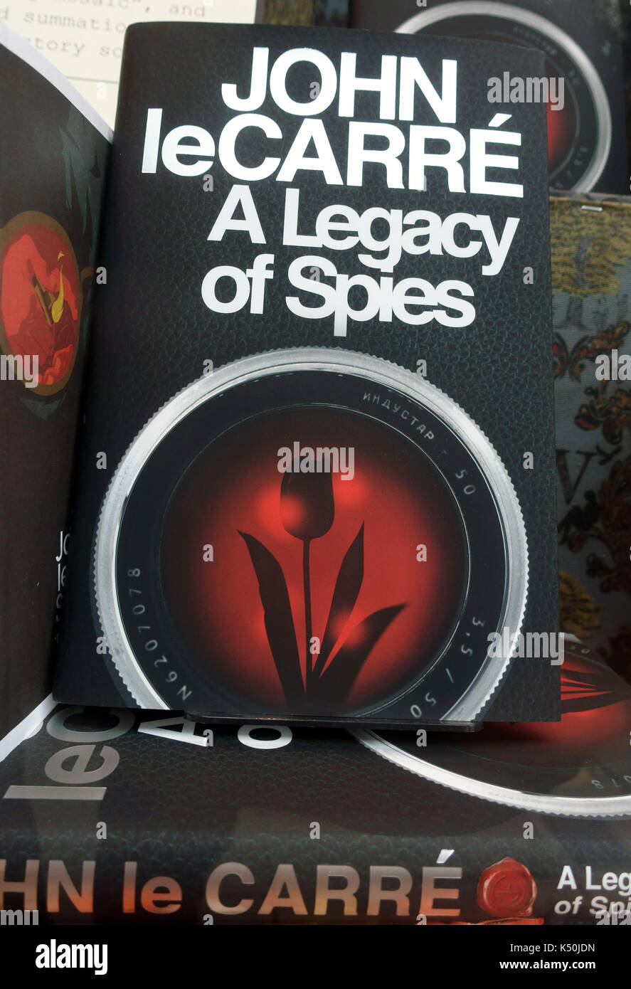 Nuovo george smiley romanzo 'un eredità di spies" di John le carre nel display del bookshop, Londra Foto Stock