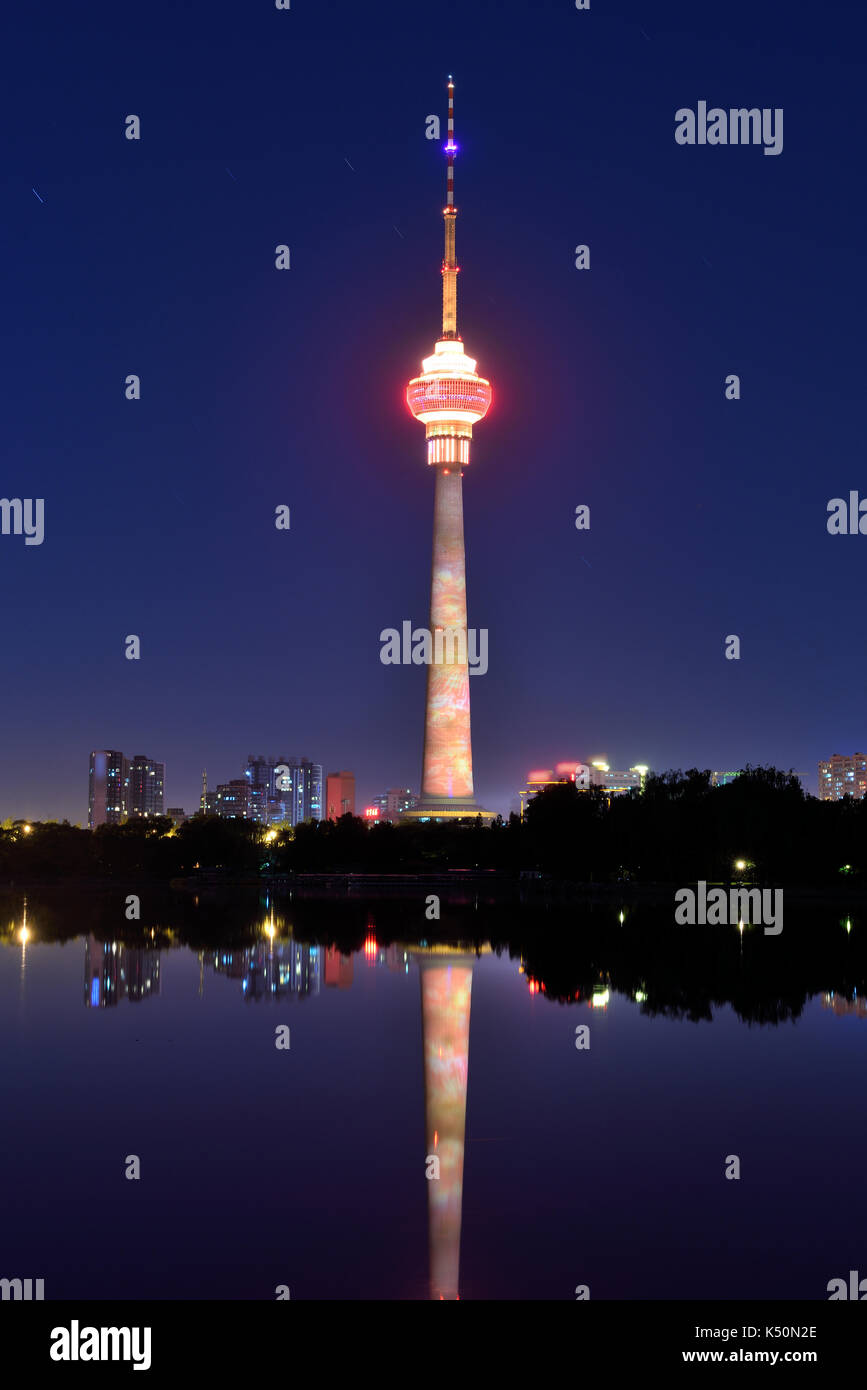 Pechino, Cina - maggio 15,2016:La Radio centrale e la torre della televisione accanto all'acqua del parco Yuyuantan,Beijing, Cina. Foto Stock