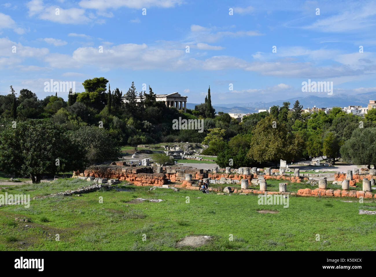 Athens, Grecia - 14 ottobre 2015: persone in visita della antica agora sito archeologico e le rovine del tempio di Efesto. Foto Stock
