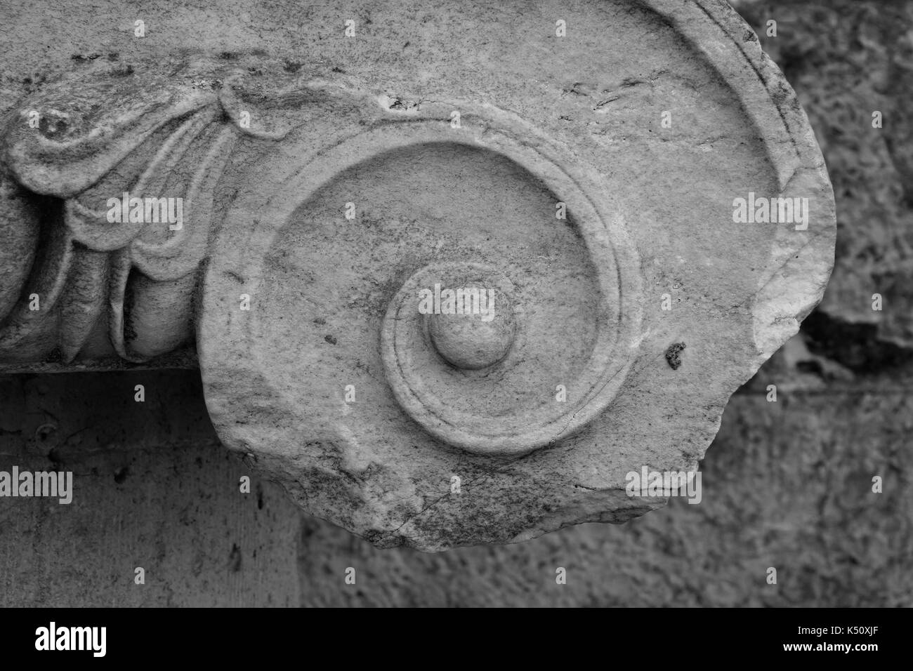 Spirale rotto scolpito sul marmo colonna ionica all'antica agorà di Atene, Grecia. in bianco e nero. Foto Stock