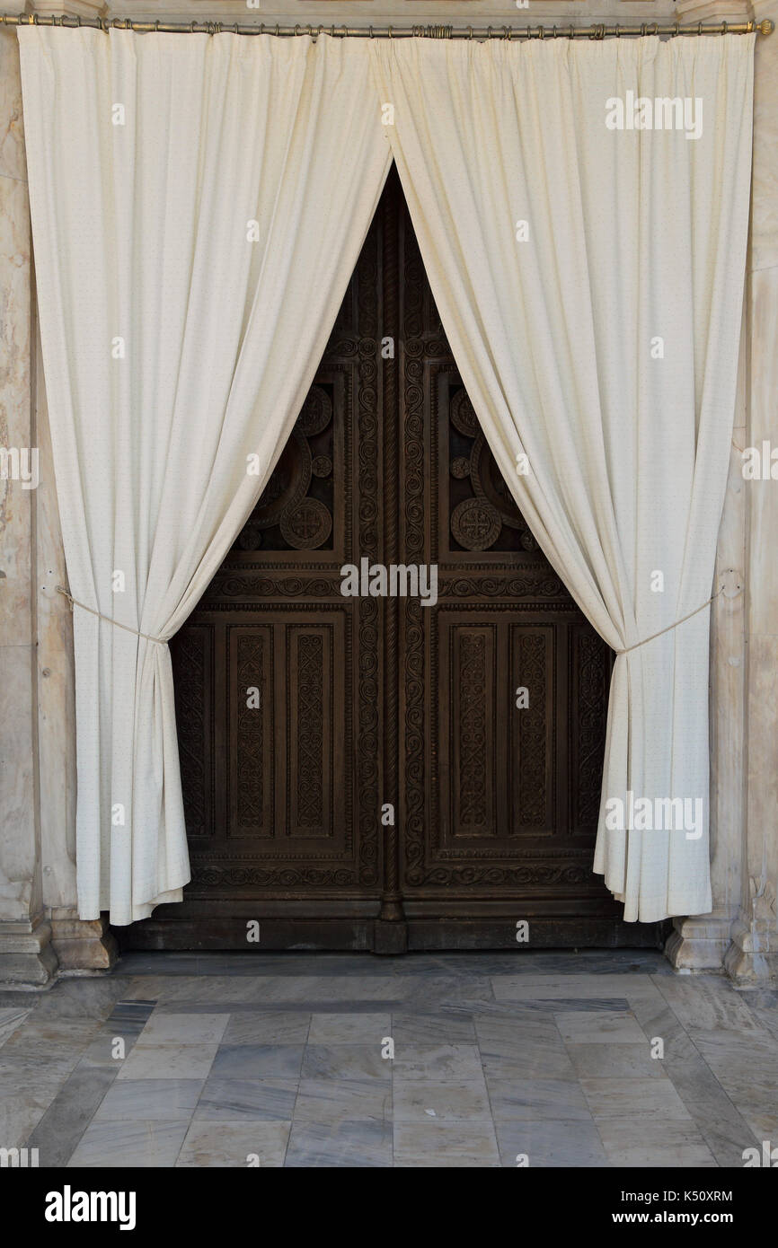 Legno scolpito chiesa gate e oscuranti. Cattedrale metropolitana di Atene in Grecia. Foto Stock