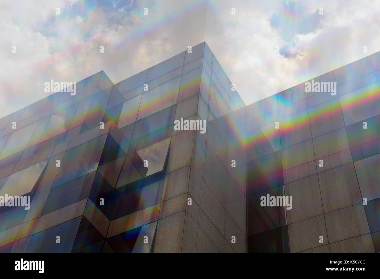 Edificio in vetro facciata di windows la sfocatura in movimento attraverso un prisma abstract colori dello spettro di riflessione. Foto Stock