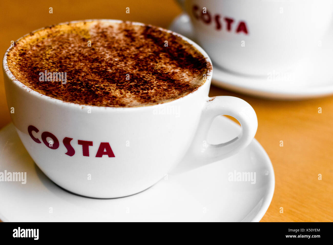 Tazza di caffè (mezzo caffè moca di cioccolato spolverata) in un regno unito costa coffee shop Foto Stock