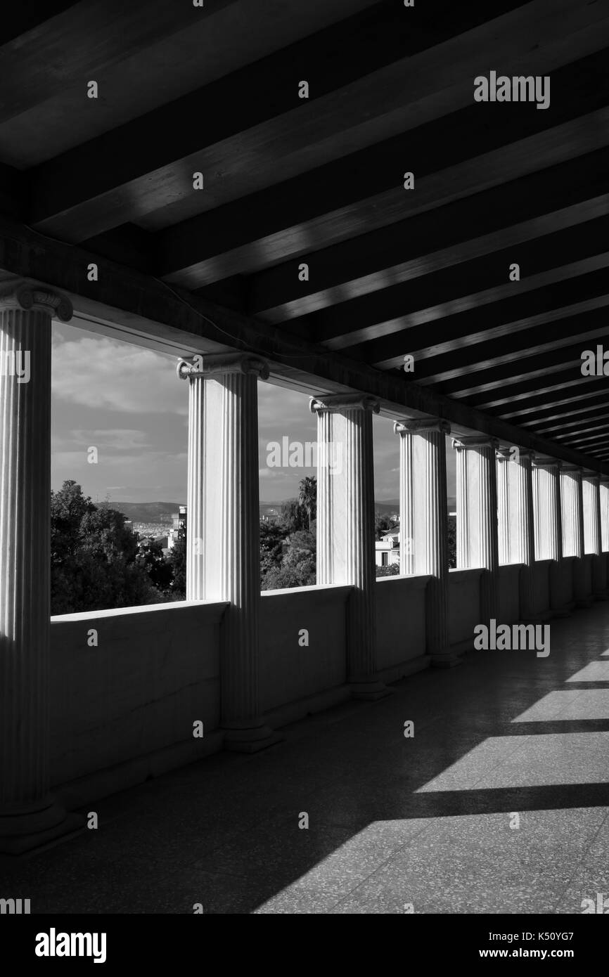 Luce e ombra di colonne di marmo abstract architettura. Stoa di Attalos l'antica agorà di Atene, in bianco e nero. Foto Stock