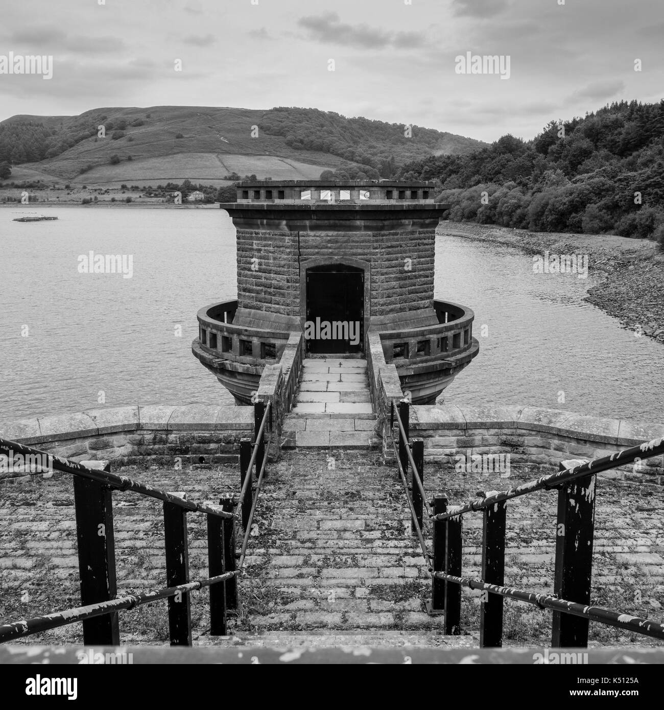 Torre d'acqua serbatoio ladybower derbyshire. passaggi che conducono alla torre d'acqua. square Ritaglia immagine in bianco e nero. Foto Stock