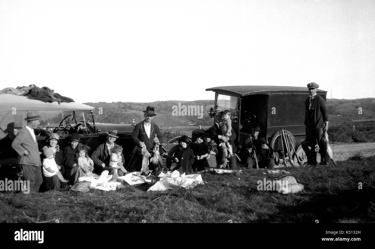 AJAXNETPHOTO. 1930s circa. HAMILTON, la Nuova Zelanda. - Festa di caccia - un gruppo pone CON LE LORO CATTURE IN CAMPAGNA. fotografo:sconosciuto © IMMAGINE DIGITALE COPYRIGHT VINTAGE AJAX Picture Library Fonte: AJAX FOTO VINTAGE COLLEZIONE REF:()AVL NZ caccia GROUP 1930 Foto Stock