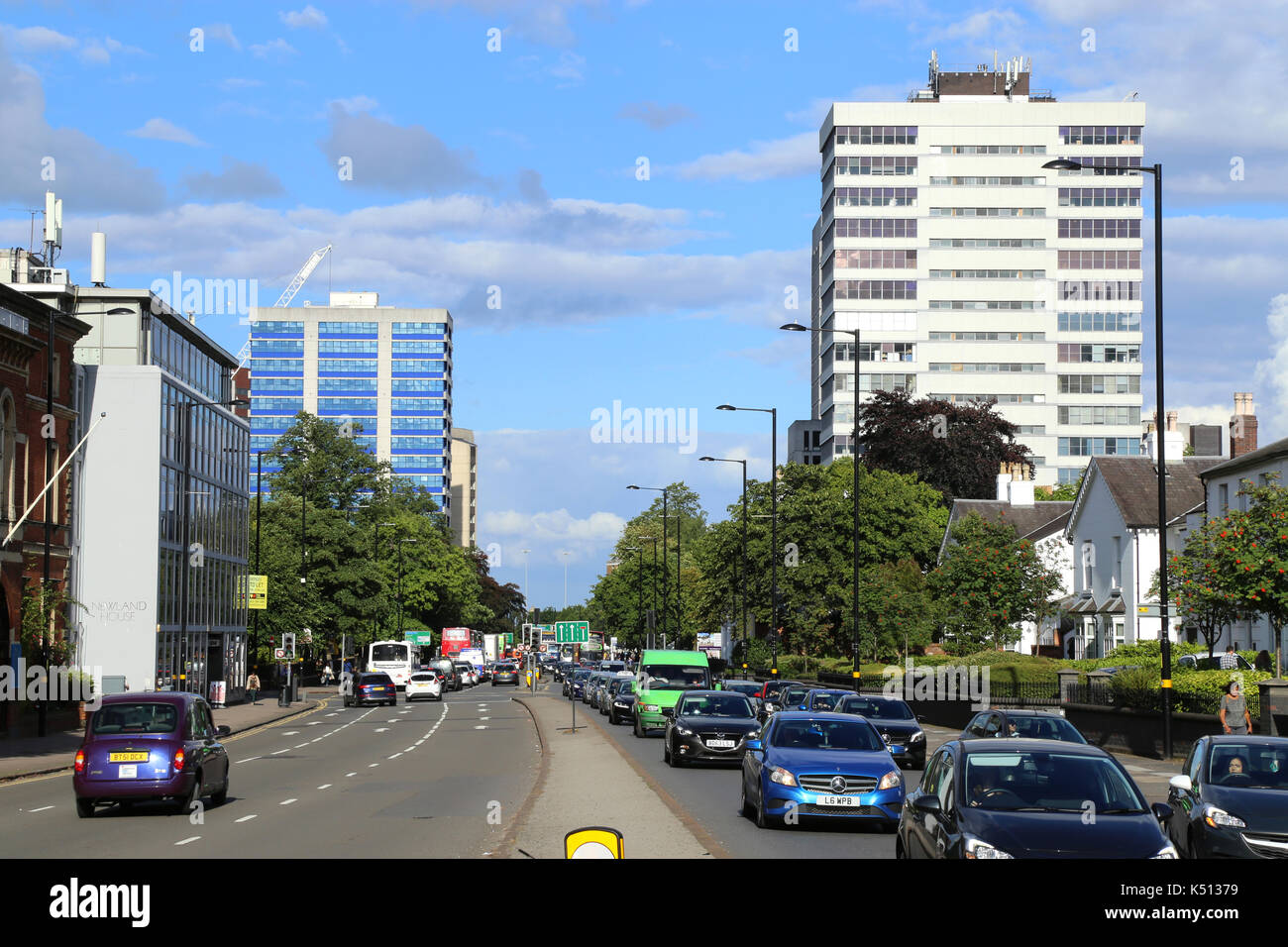 A456 Hagley Road, Edgbaston, Birmingham, UK, guardando verso il centro della città. Sera Rush Hour di " commuters " è il traffico voce lontano da Birmingham. Foto Stock