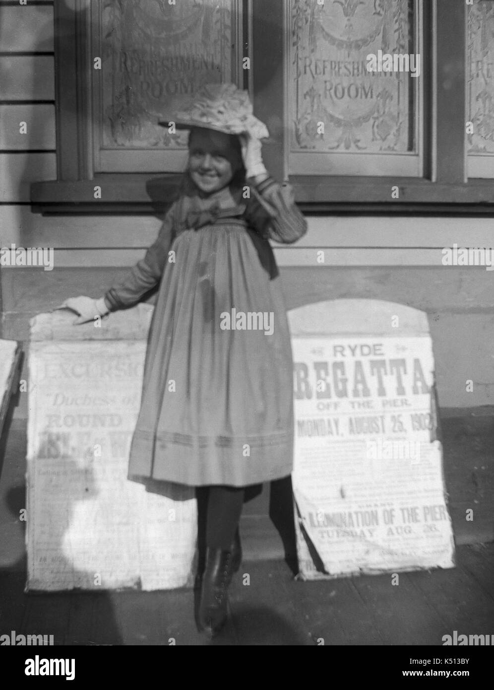AJAXNETPHOTO. Agosto, 1902. RYDE, Isola di Wight in Inghilterra. - Uno per l'ALBUM - una giovane ragazza in EDWARDIAN abito in posa per la fotocamera al di fuori di punti di ristoro. Poster pubblicizzare 'Round l'isola " Gite e RYDE 'REGATTA' programmato per MONAY, Agosto 25th, 1902. Fotografo:sconosciuto © IMMAGINE DIGITALE COPYRIGHT VINTAGE AJAX Picture Library Fonte: AJAX FOTO VINTAGE COLLEZIONE REF:()AVL PEO RYDE regata 1902 02 Foto Stock