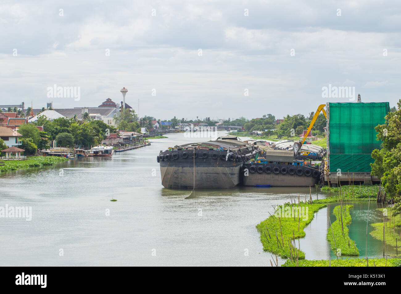 Fiume in Thailandia con la barca grande chiatta trasportano sabbia. Foto Stock