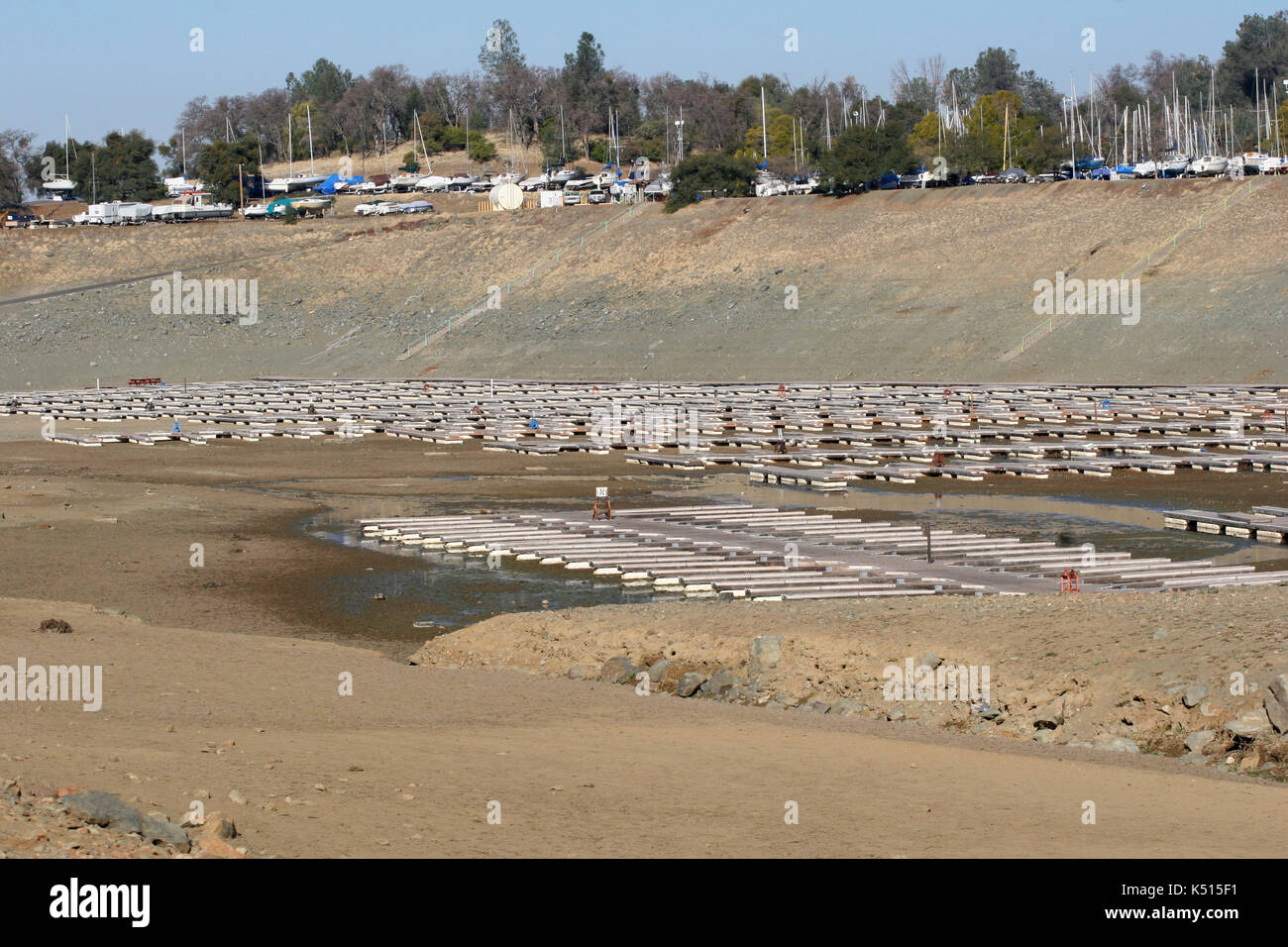 Pontili galleggianti in appoggio sul fondo asciutto del Lago Folsom durante la siccità, sacramento County in California Foto Stock
