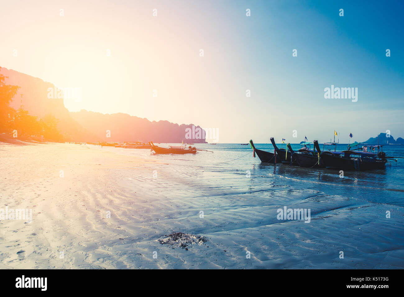 Thailandia estate mare viaggi, tailandese vecchia barca di legno in mare beach krabi Phi Phi island phuket park sulla sabbia bianca cielo blu oceano verde smeraldo dell'acqua. Foto Stock