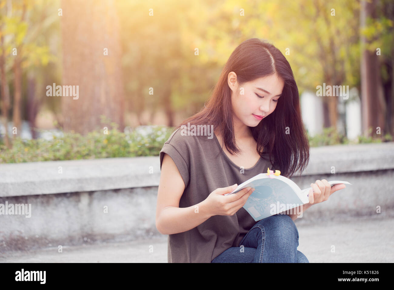 Asian teen donne libro lettura felicità e sorriso godere di formazione in università. Foto Stock