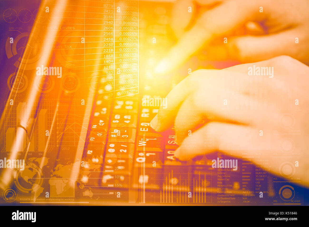 Dito alla tastiera portatile. vita lavorativa, closeup donna d'affari digitazione sul computer. Foto Stock