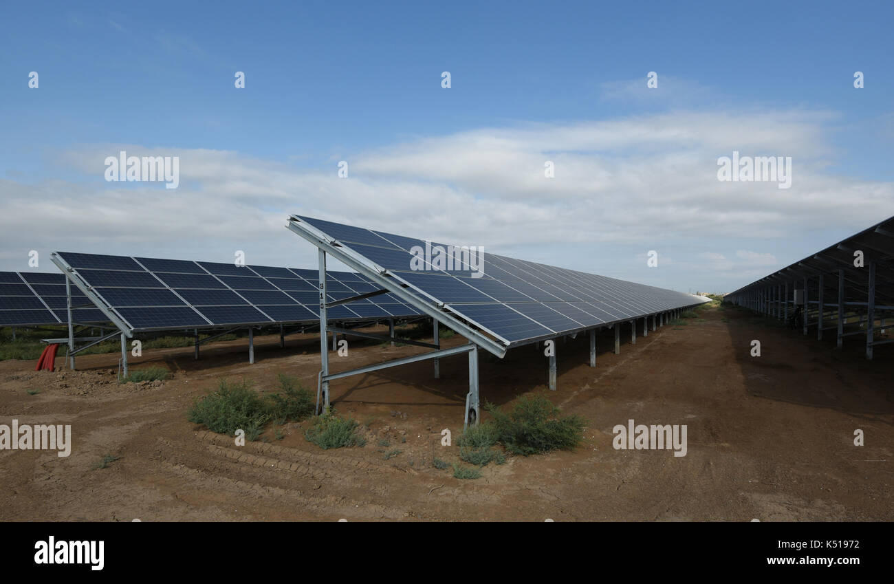 Solar riflettori sul La centrale solare stazione 'Zavodskaya' dei sistemi solari LLC, Regione di Astrakhan, Russia Foto Stock