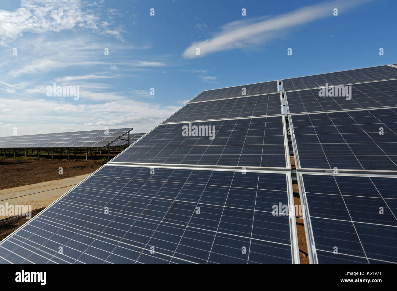 Solar riflettori sul La centrale solare stazione 'Zavodskaya' dei sistemi solari LLC, Regione di Astrakhan, Russia Foto Stock