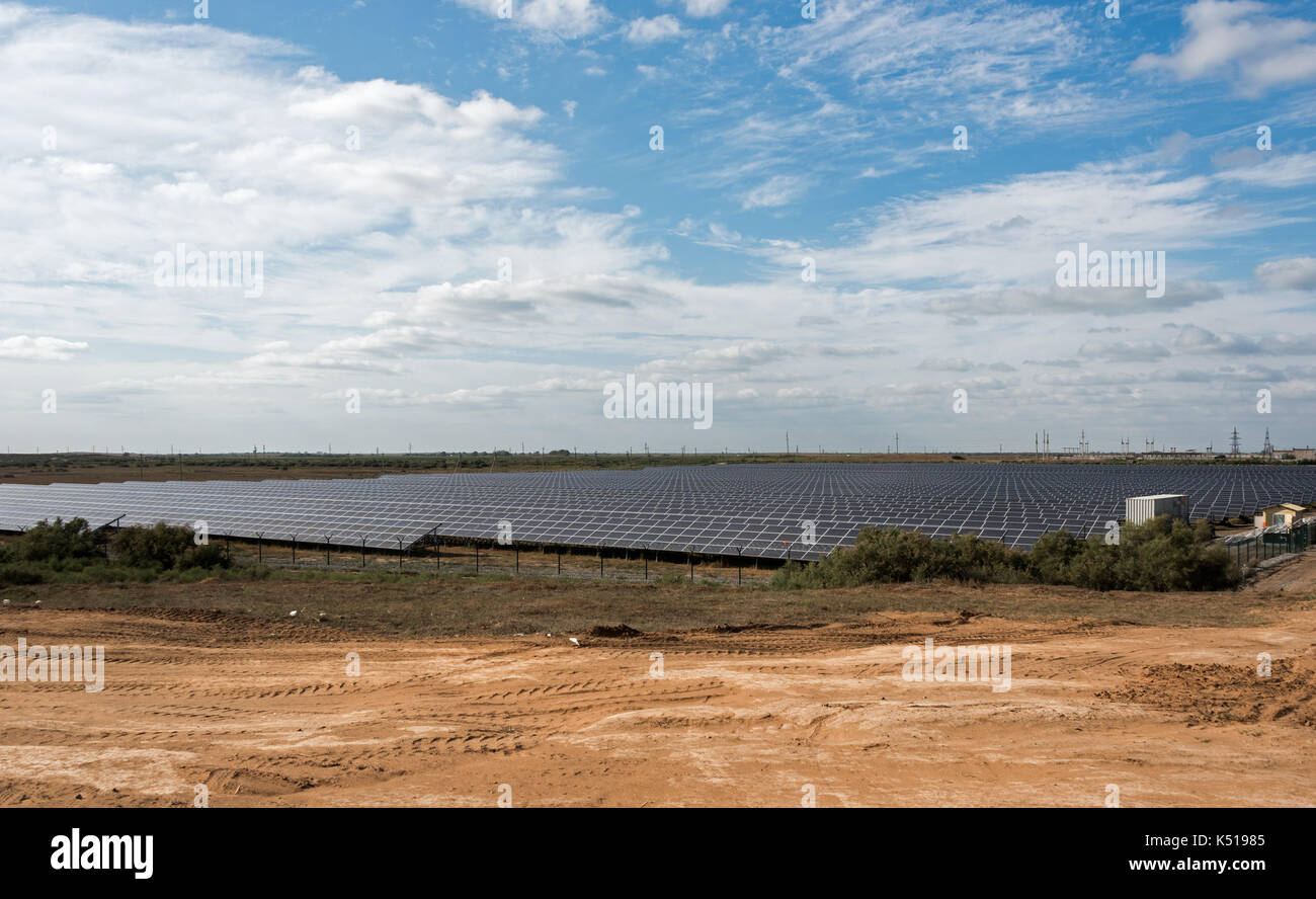 Solar riflettori sul La centrale solare stazione 'Zavodskaya' dei sistemi solari LLC, Regione di Astrakhan, Russia Foto Stock
