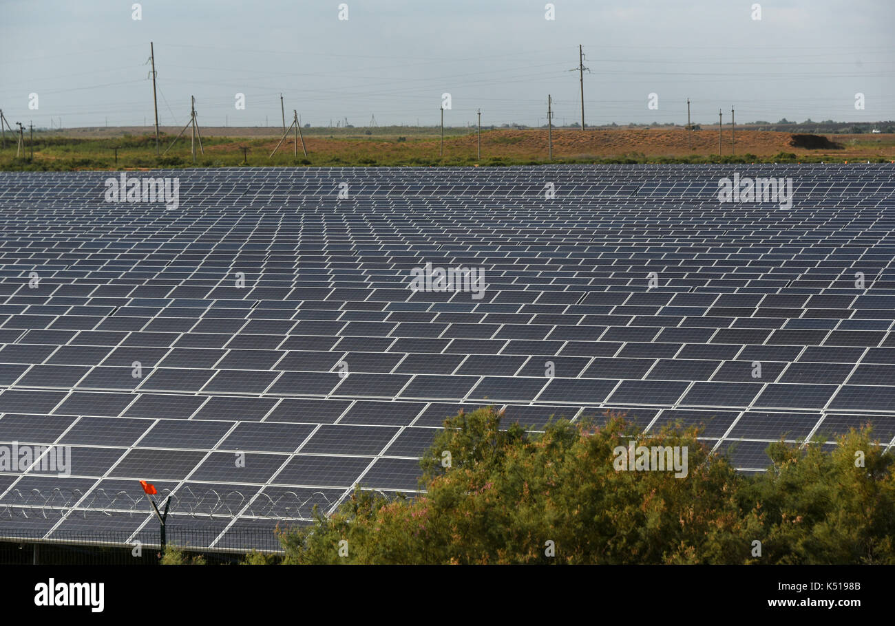 Solar riflettori sul La centrale solare stazione 'Zavodskaya' dei sistemi solari LLC, Regione di Astrakhan, Russia Foto Stock