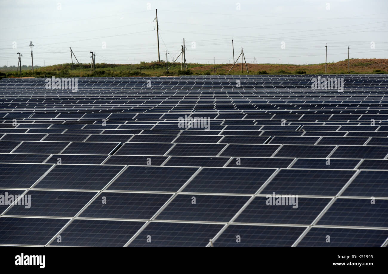 Solar riflettori sul La centrale solare stazione 'Zavodskaya' dei sistemi solari LLC, Regione di Astrakhan, Russia Foto Stock