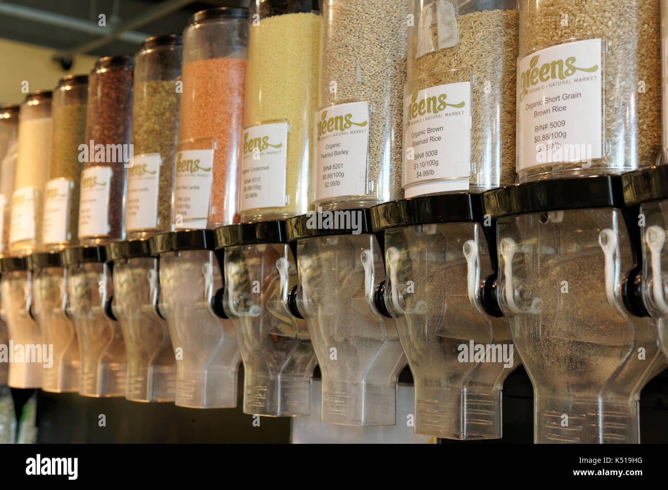 Massa plastica contenitori per alimenti in un organico di drogheria, Vancouver, BC, Canada Foto Stock