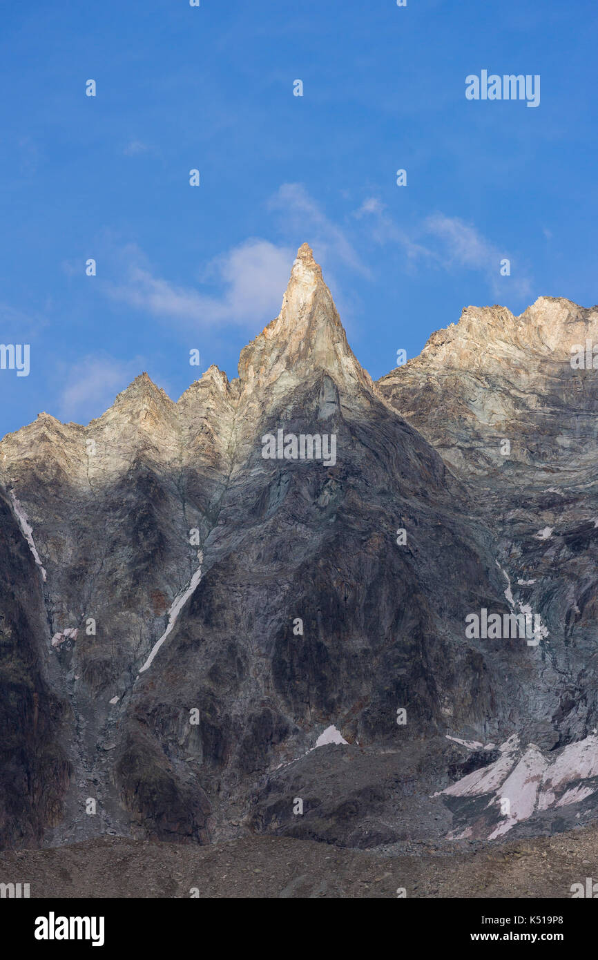 Arolla, Svizzera - guglia di roccia sulla cresta della montagna nelle Alpi Pennine. Foto Stock