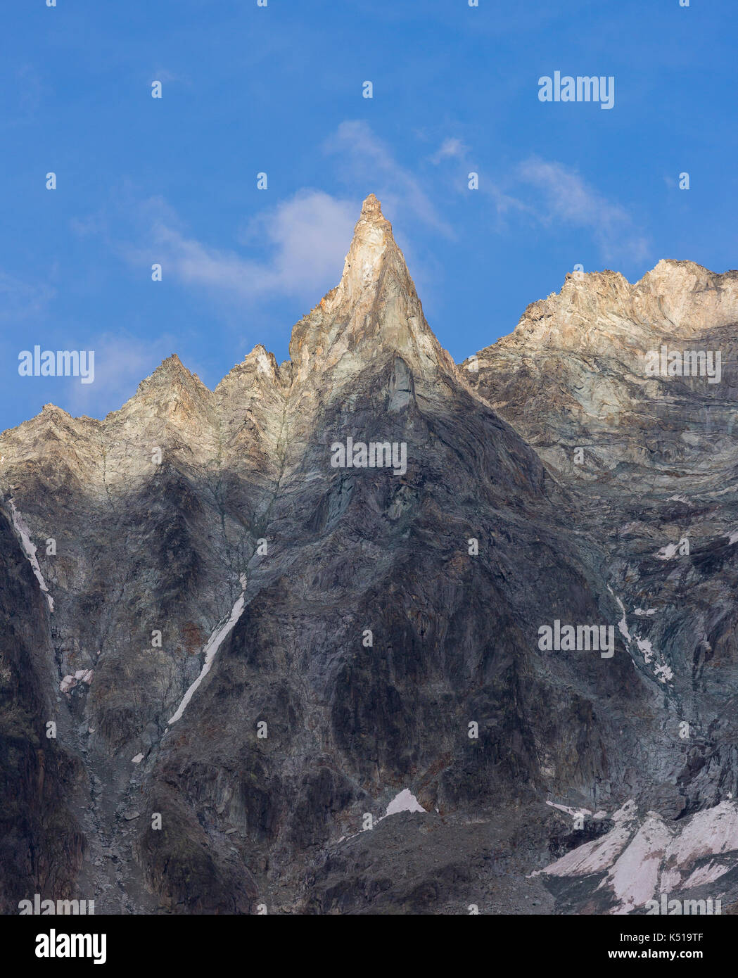 Arolla, Svizzera - guglia di roccia sulla cresta della montagna nelle Alpi Pennine. Foto Stock