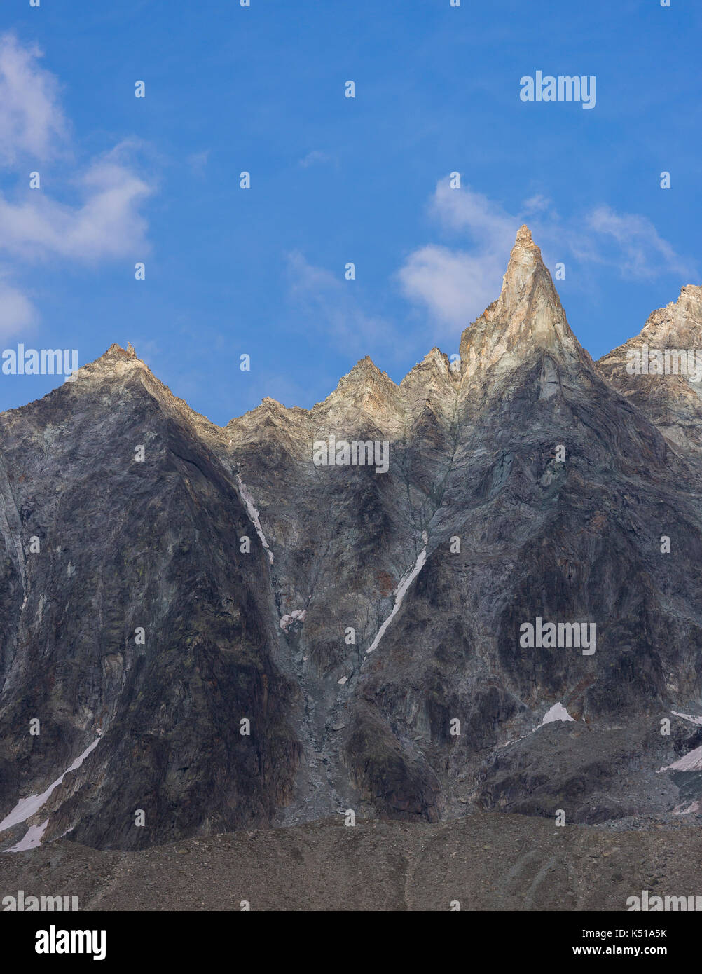 Arolla, Svizzera - guglia di roccia sulla cresta della montagna nelle Alpi Pennine. Foto Stock