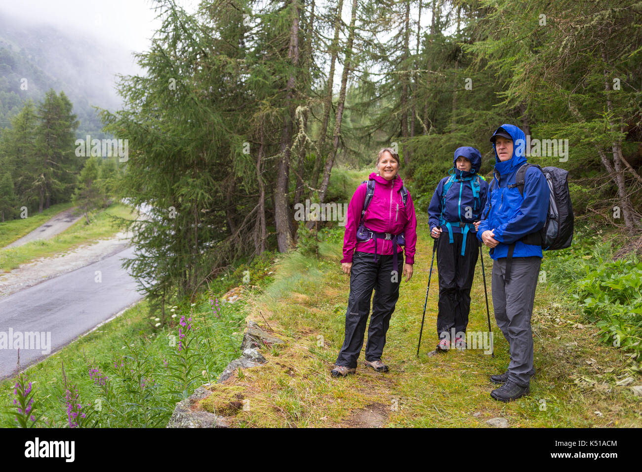 Arolla, Svizzera - escursionisti in pioggia, nelle alpi Pennine. Foto Stock