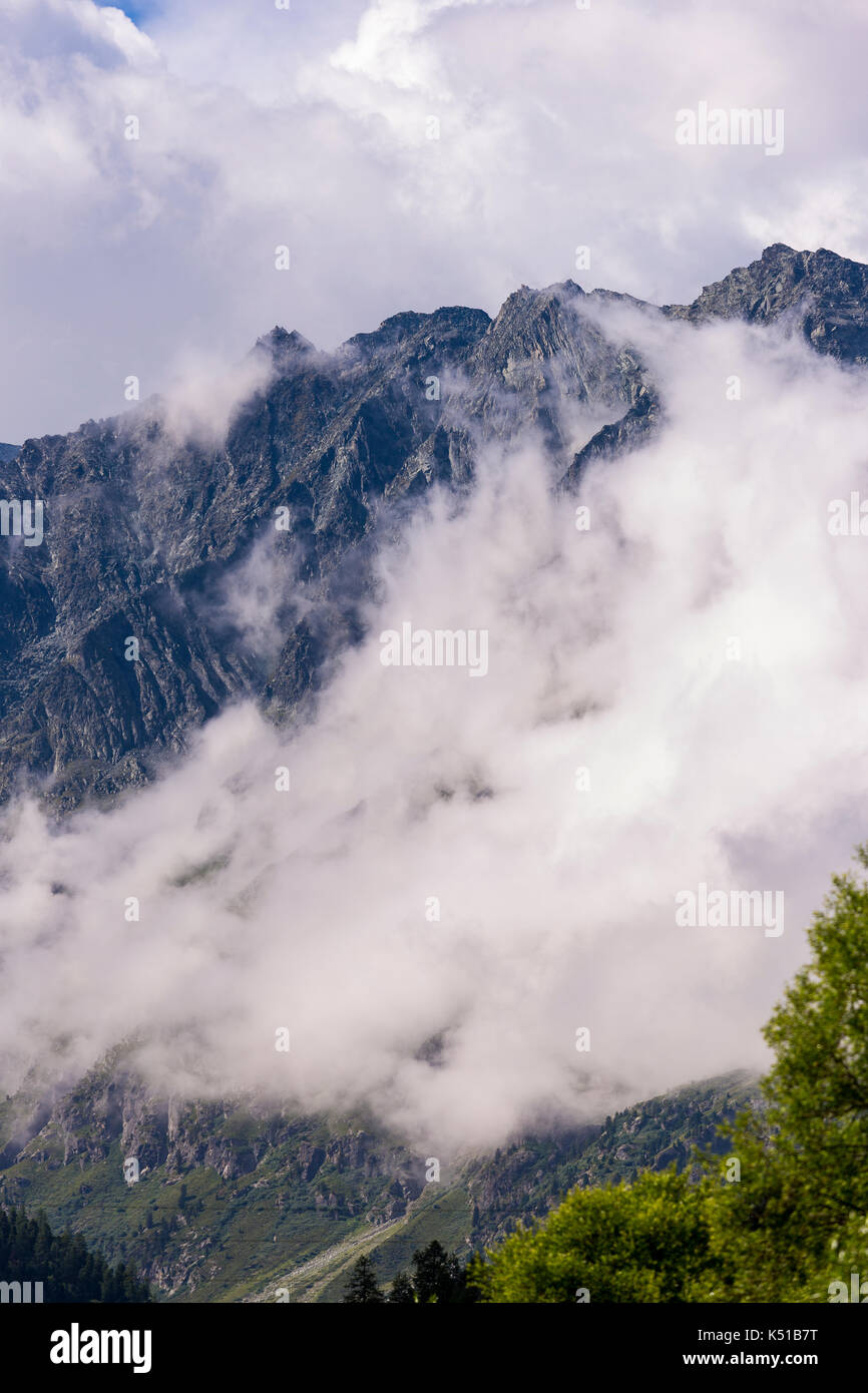 Arolla, Svizzera - Le nuvole e il paesaggio di montagna, nelle alpi Pennine. Foto Stock