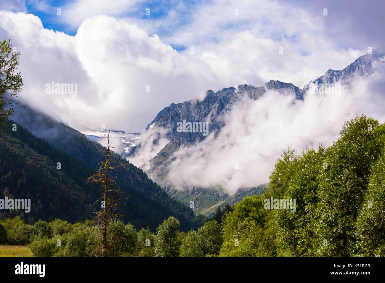 Arolla, Svizzera - Le nuvole e il paesaggio di montagna, nelle alpi Pennine. Foto Stock