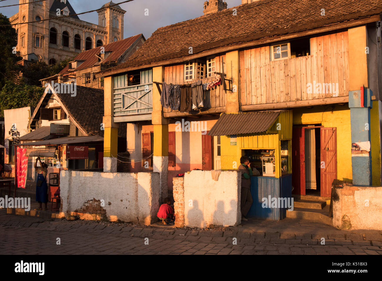 Scena di strada di Antananarivo la città alta (Haute-ville) con la Regina Palace o Rova in background, Madagascar Foto Stock