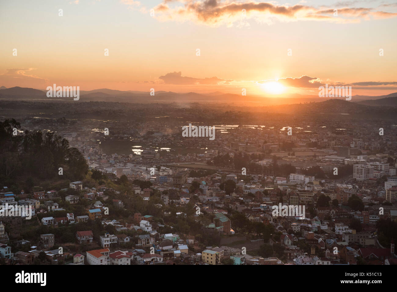 Per coloro che godono di vista sulla città dalla Città Alta (Haute Ville) al tramonto, Antananarivo, Madagascar Foto Stock