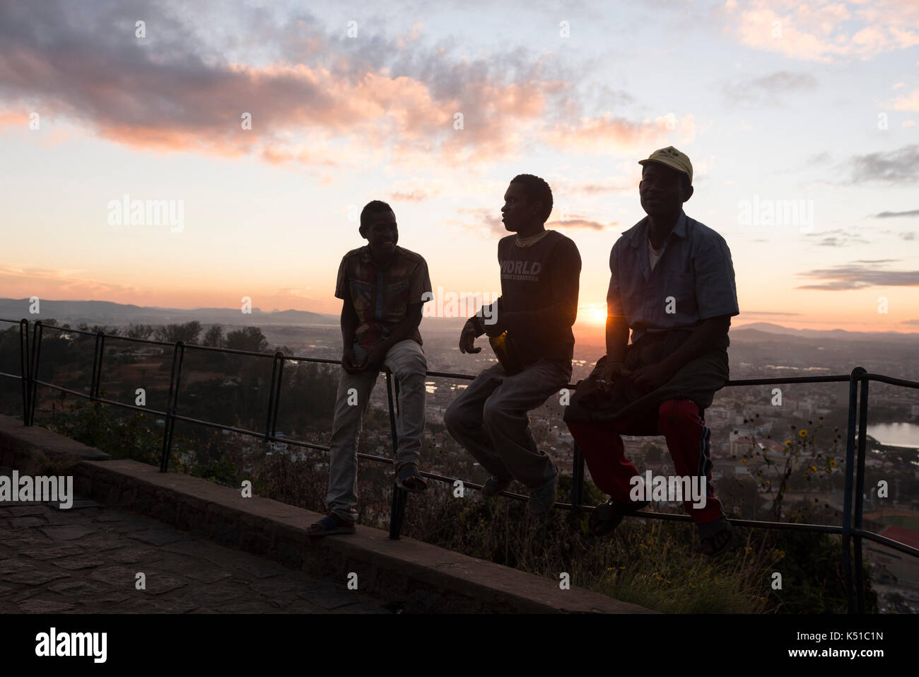 Per coloro che godono di vista sulla città dalla Città Alta (Haute Ville) al tramonto, Antananarivo, Madagascar Foto Stock