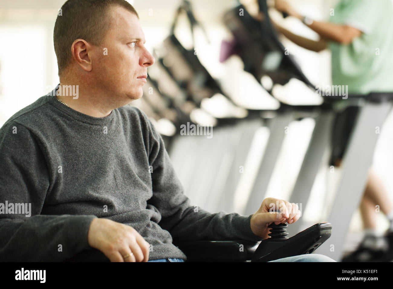 Disabilitato l uomo nel fitness club Foto Stock