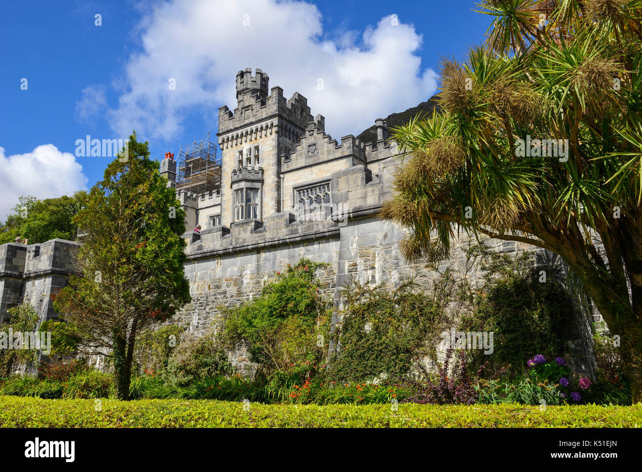 Kylemore Abbey sulle rive del Lough Pollacappul in Connemara, nella contea di Galway, Repubblica di Irlanda Foto Stock