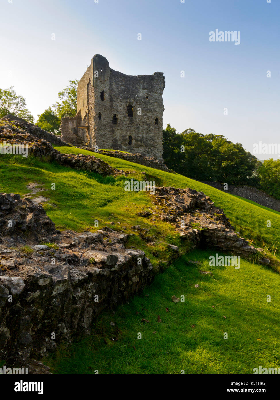 : Peveril Castle una rovina xi secolo castello che domina il borgo di Castleton nel Derbyshire Peak District Inghilterra REGNO UNITO Foto Stock