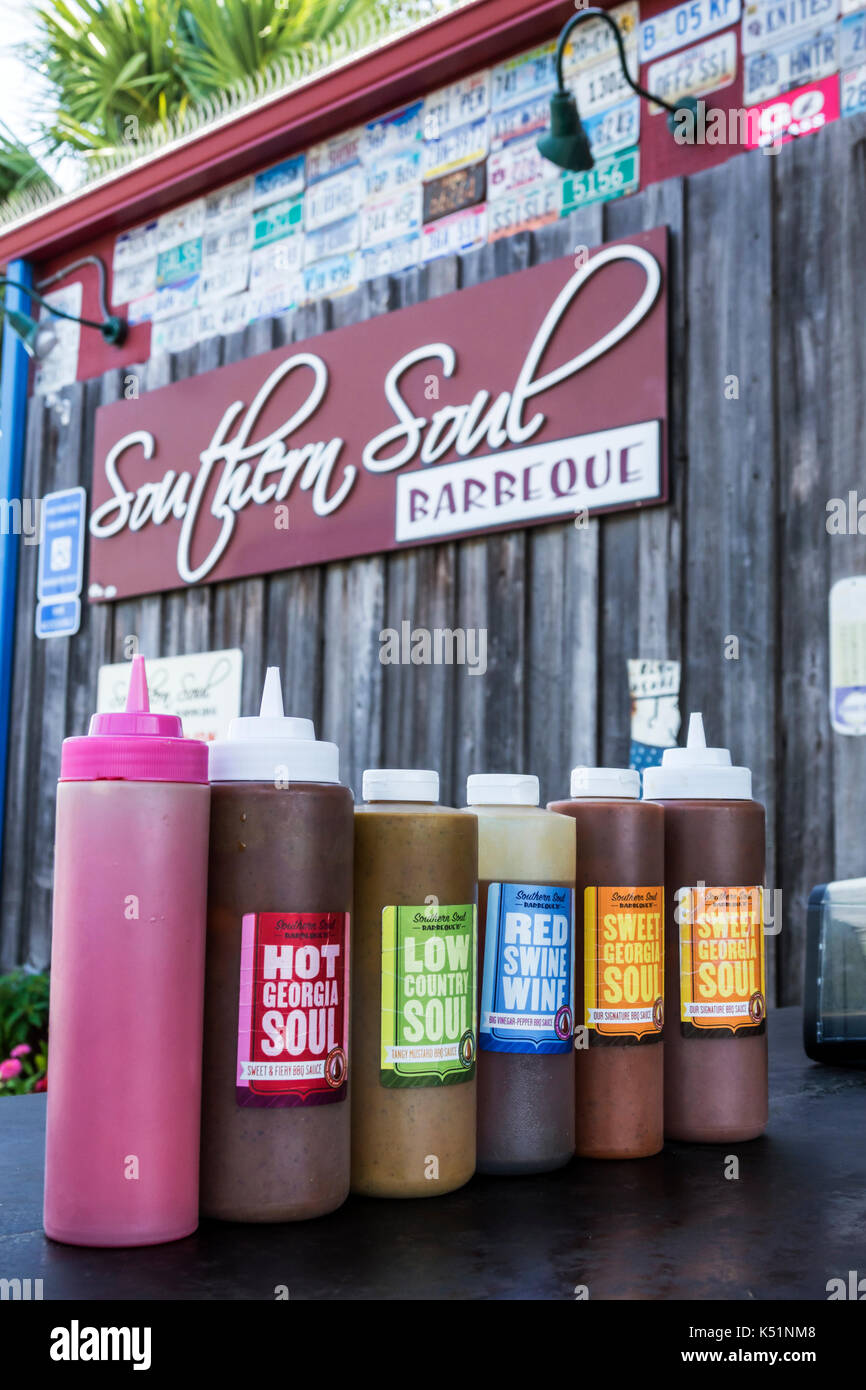 Georgia, St Simons Island, Southern Soul Barbeque, ristorante, barbecue, all'aperto, salsa, bottiglia di plastica, Stati Uniti d'America Nord America, GA170512008 Foto Stock