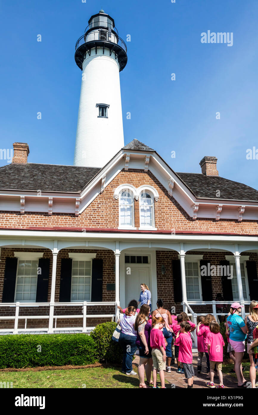 Georgia, St Simons Island, St. Simons Island Light,faro,casa del custode,esterno,donna donna donna donna,ragazzo,ragazza,bambini della scuola,studente,viaggio sul campo,US Foto Stock