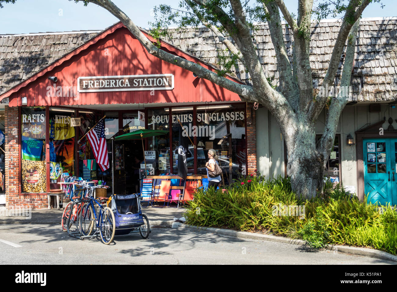 Georgia, St Simons Island,Pier Village District,shopping,store,Frederica Station,esterno,bicicletta,USA US United States America North American,GA170512 Foto Stock