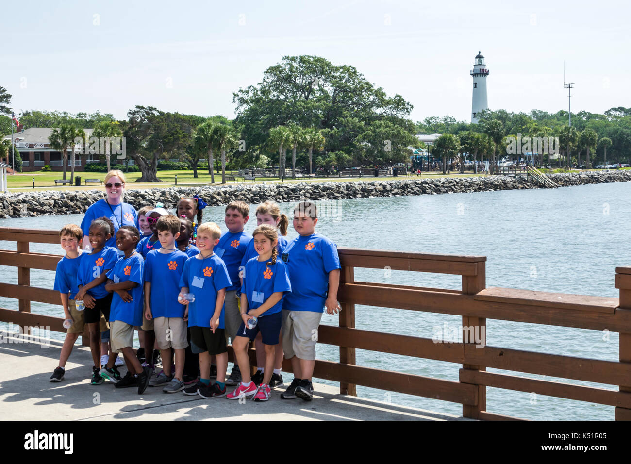 Georgia, St Simons Island,Neptune Park,Waterfront,molo,donna donna donne,insegnante,ragazzo,ragazza,bambini della scuola,gita campo studenti,USA Stati Uniti Ame Foto Stock